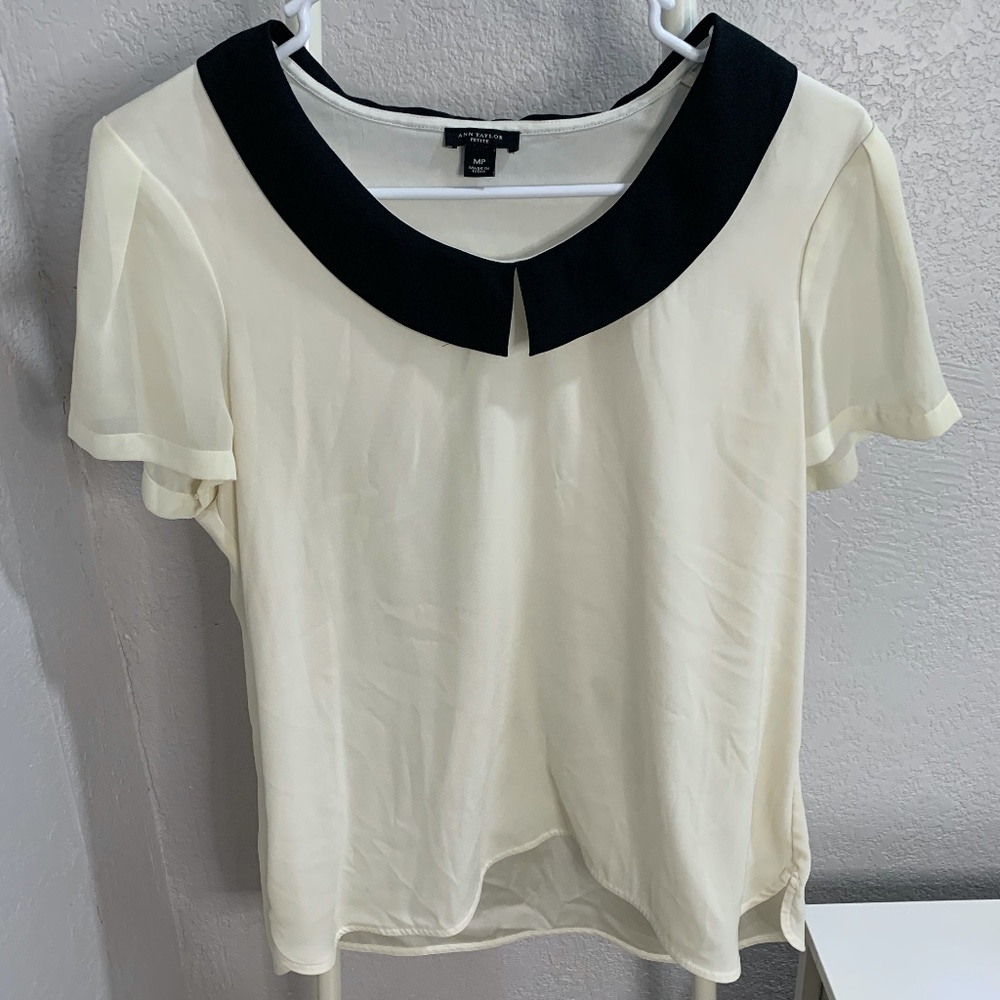 Ann Taylor Cream Short-Sleeve Top with Black Collar, Size Medium-Petite